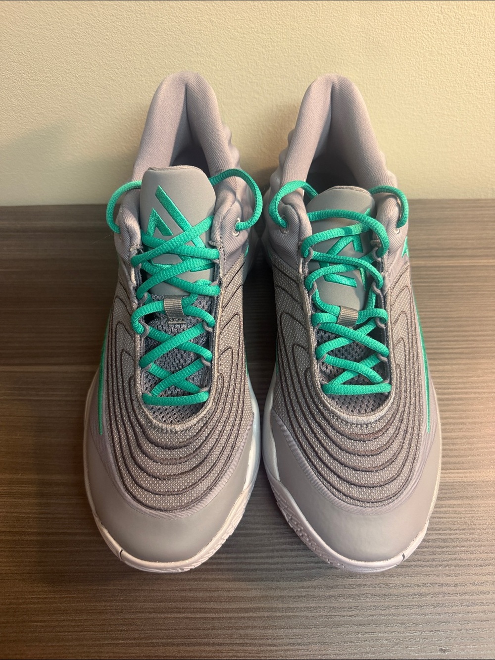 Nike   Gray Sneakers with Teal Laces
